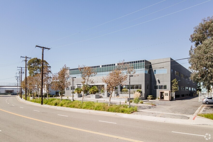 2335 Alaska Ave, El Segundo, CA for lease - Building Photo - Image 2 of 4