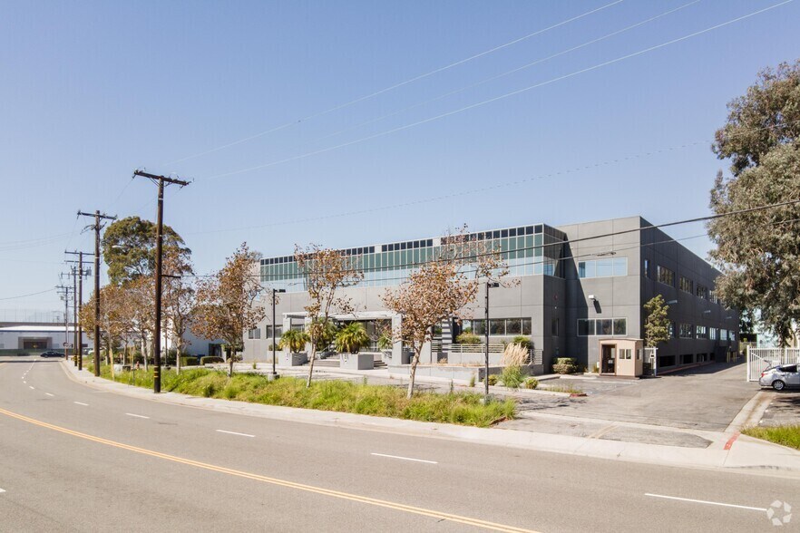 2335 Alaska Ave, El Segundo, CA à louer - Photo du bâtiment - Image 2 de 4