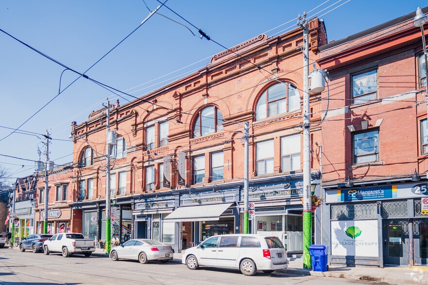 242-250 Carlton St, Toronto, ON à louer - Photo du bâtiment - Image 2 de 3