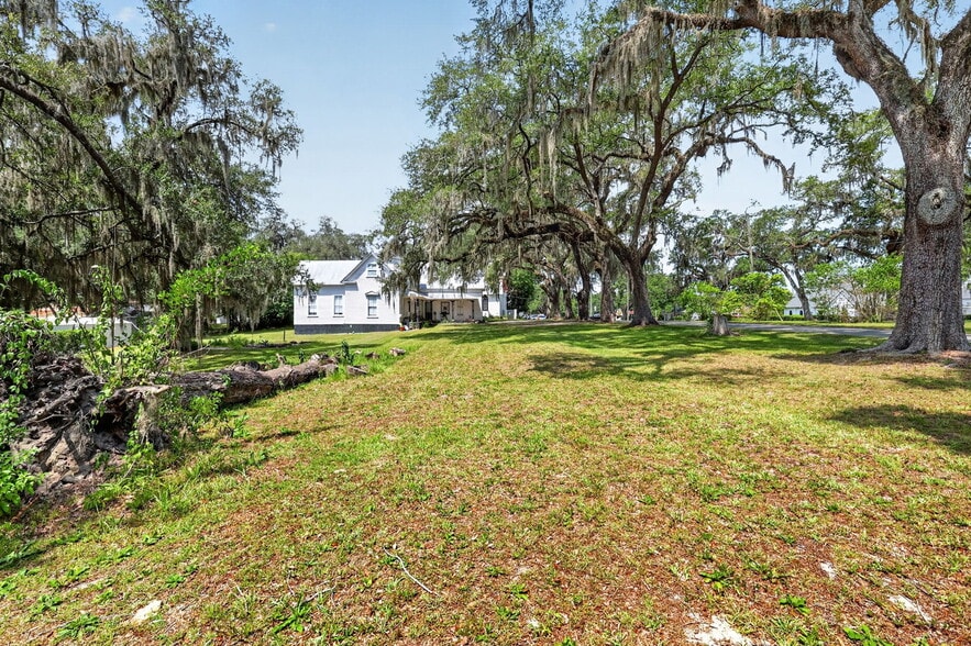 112 W McClendon St, Lady Lake, FL à vendre - Photo du bâtiment - Image 3 de 21