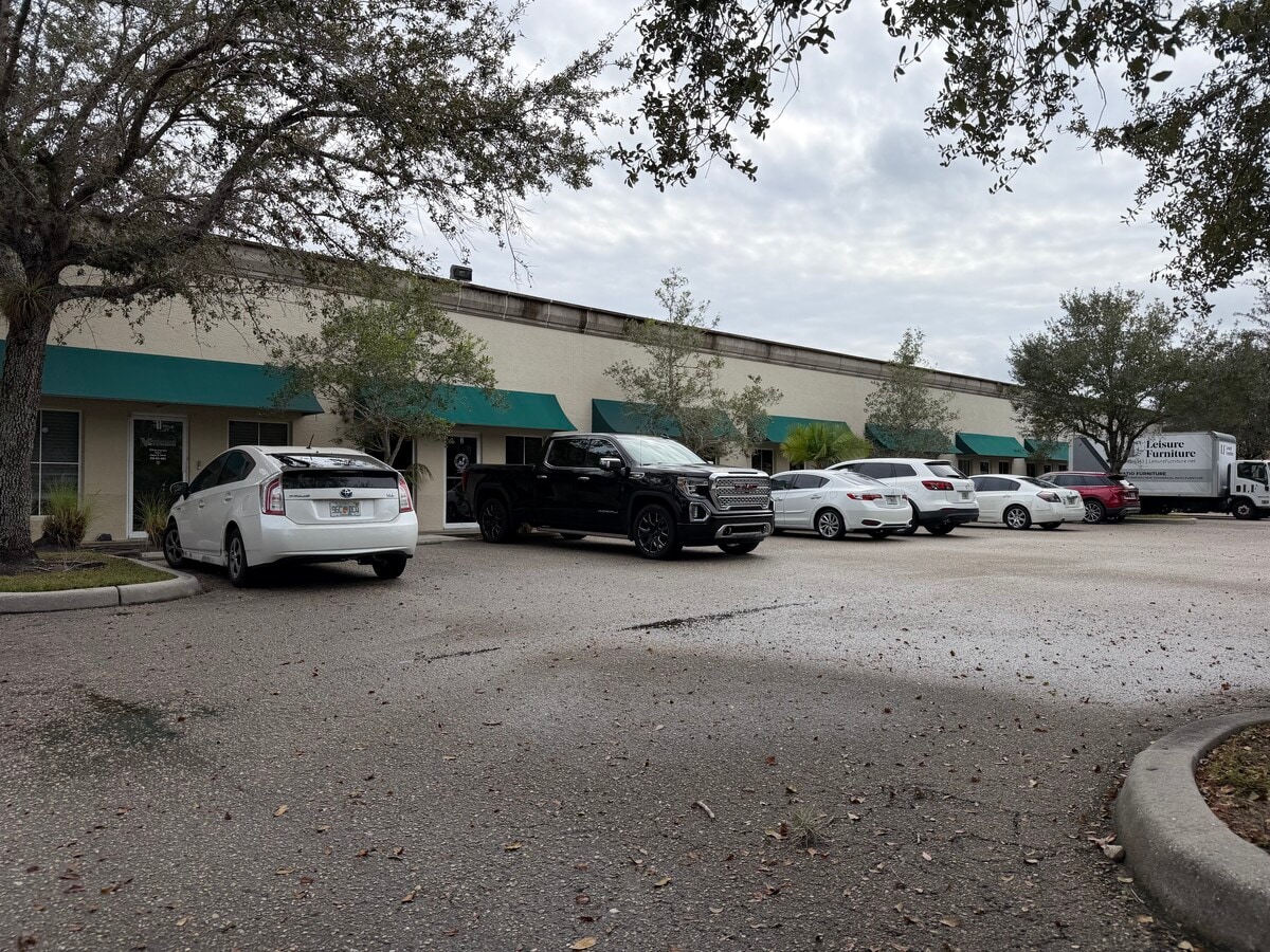 1076 Business Ln, Naples, FL 34110 - Unité 1 -  - Photo intérieure - Image 1 of 17