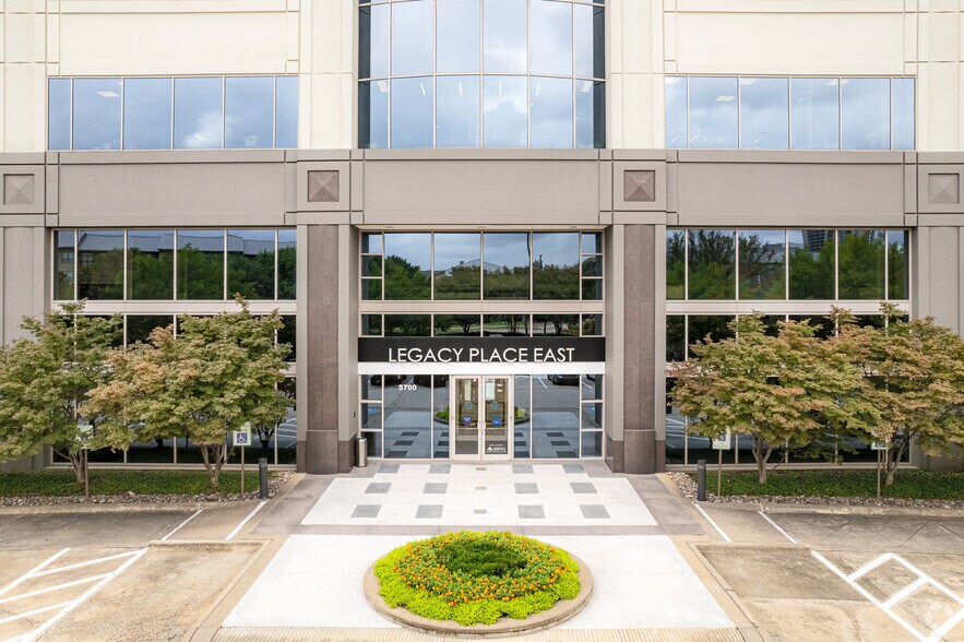 5700 Tennyson Pky, Plano, TX à louer - Photo du bâtiment - Image 3 de 16