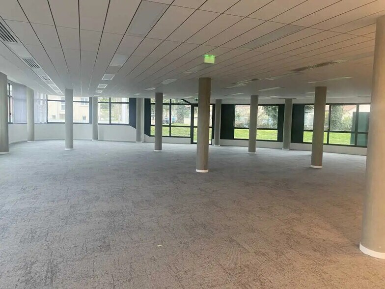 Bureau dans Champagne-au-Mont-d'Or à louer - Photo du bâtiment - Image 3 de 12