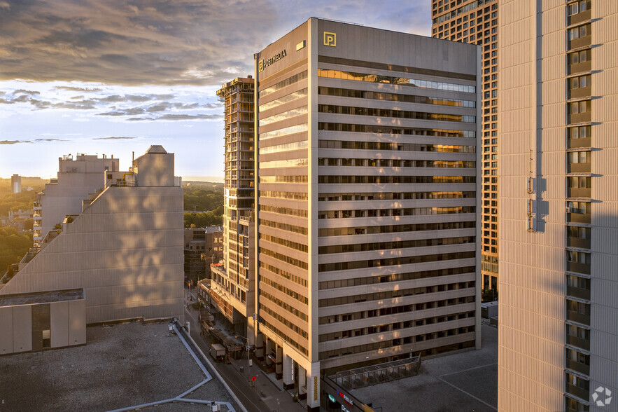 365 Bloor St E, Toronto, ON à louer - Photo principale - Image 1 de 5