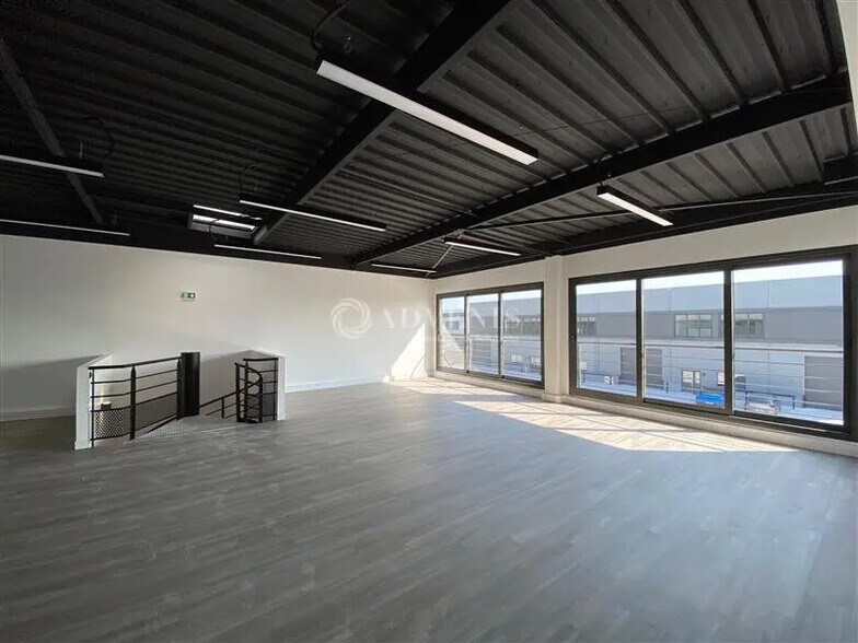 Flex in Les Pavillons-sous-Bois for lease - Interior Photo - Image 3 of 6
