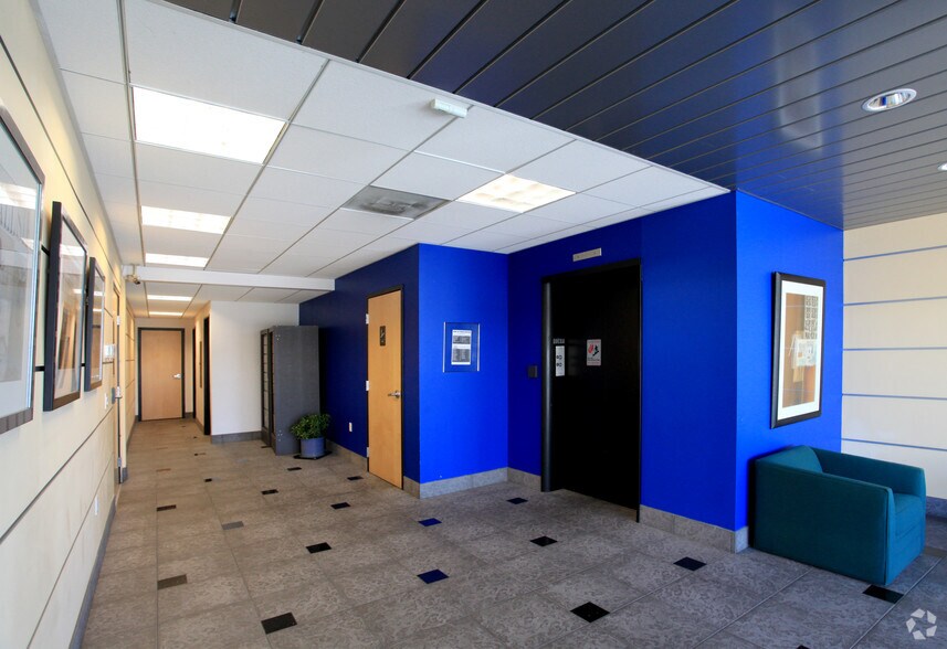 6060 W Manchester Ave, Los Angeles, CA à louer - Hall d’entrée - Image 3 de 11