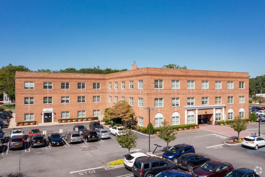 222 Middle Country Rd, Smithtown, NY for lease - Building Photo - Image 3 of 6