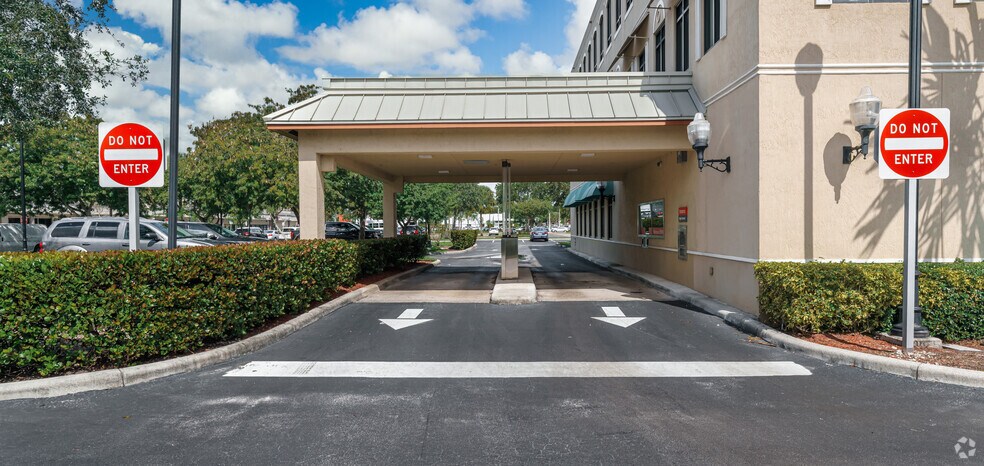 5599 S University Dr, Davie, FL à vendre - Photo du bâtiment - Image 3 de 9