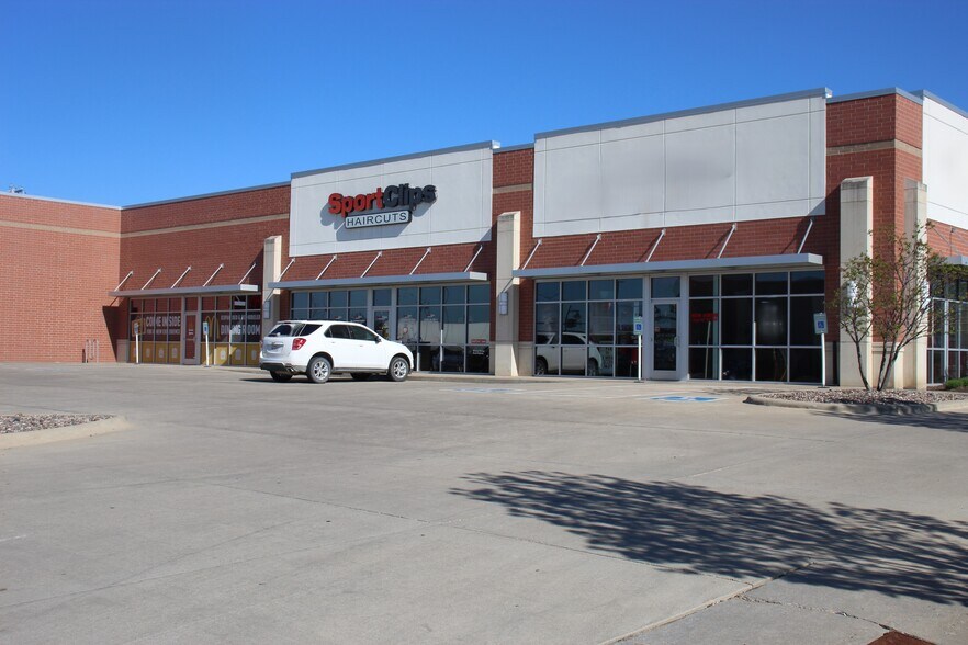 675 Pacha Pkwy, North Liberty, IA à louer - Photo du bâtiment - Image 2 de 3