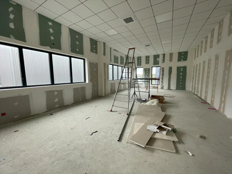 Bureau dans Tigery à louer - Photo du bâtiment - Image 2 de 18