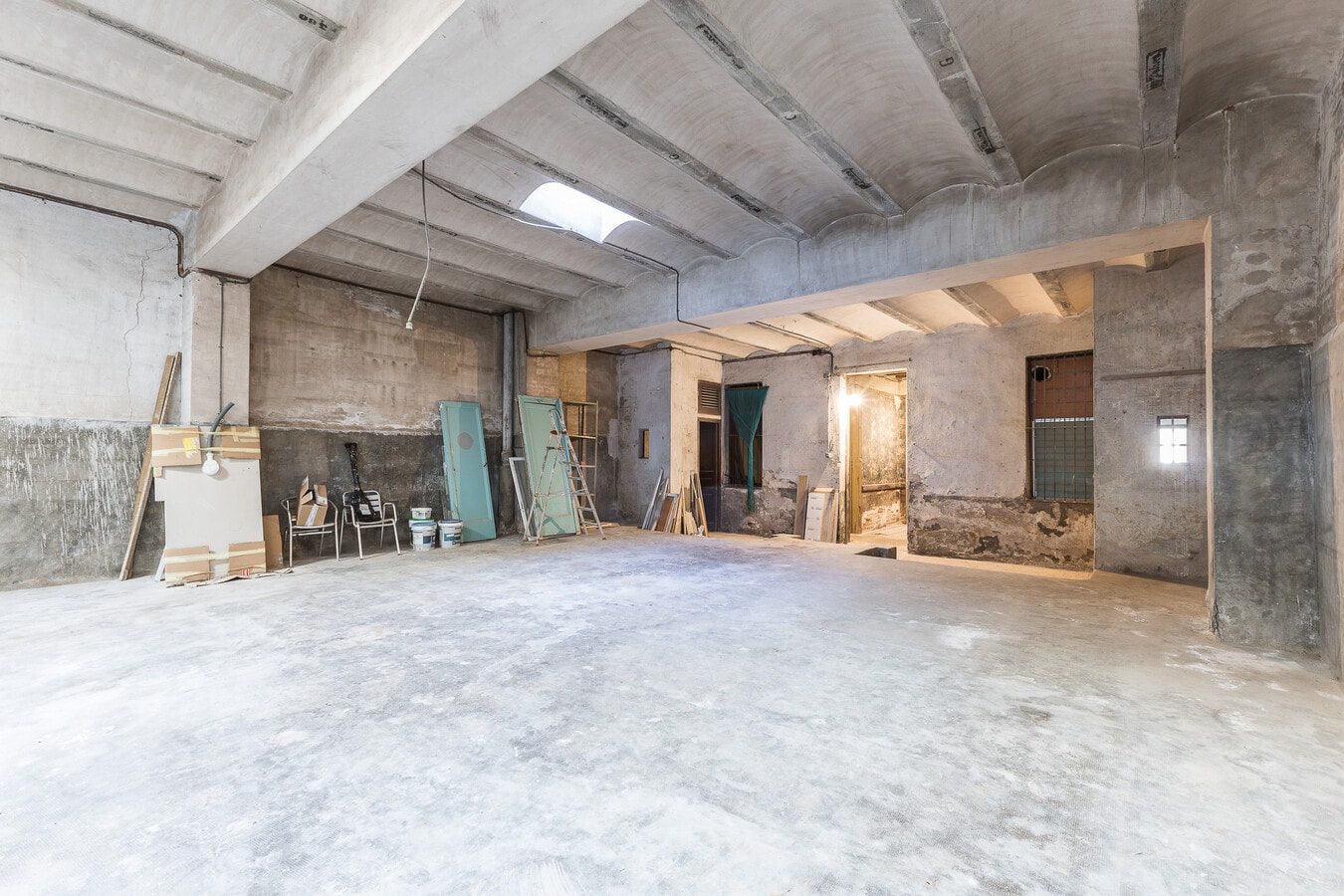 Barcelona, BAR 08014 - Unit 01 -  - Interior Photo - Image 1 of 14