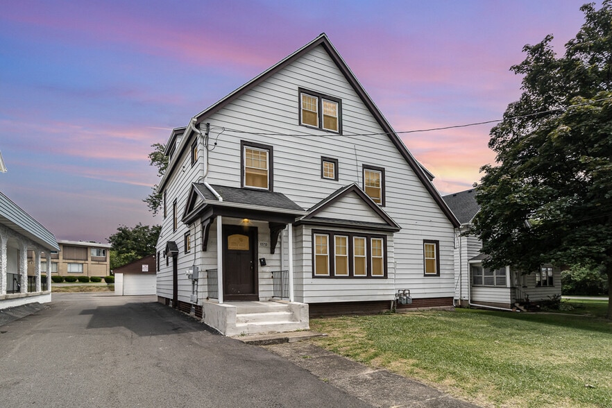 1564 Mount Hope Ave, Rochester, NY à vendre - Photo du bâtiment - Image 2 de 54