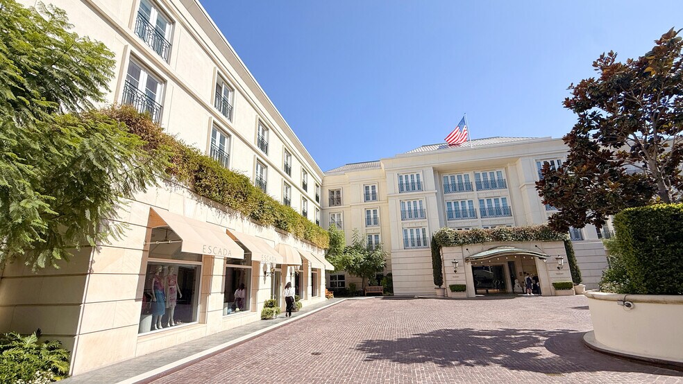 9882 Santa Monica Blvd, Beverly Hills, CA for lease - Building Photo - Image 2 of 4