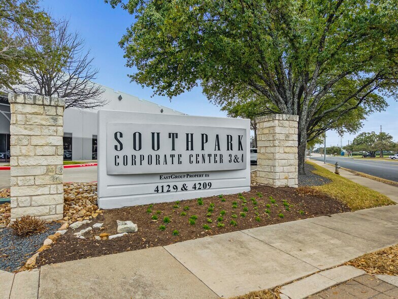 4209 S Industrial Dr, Austin, TX à louer - Photo du bâtiment - Image 2 de 6
