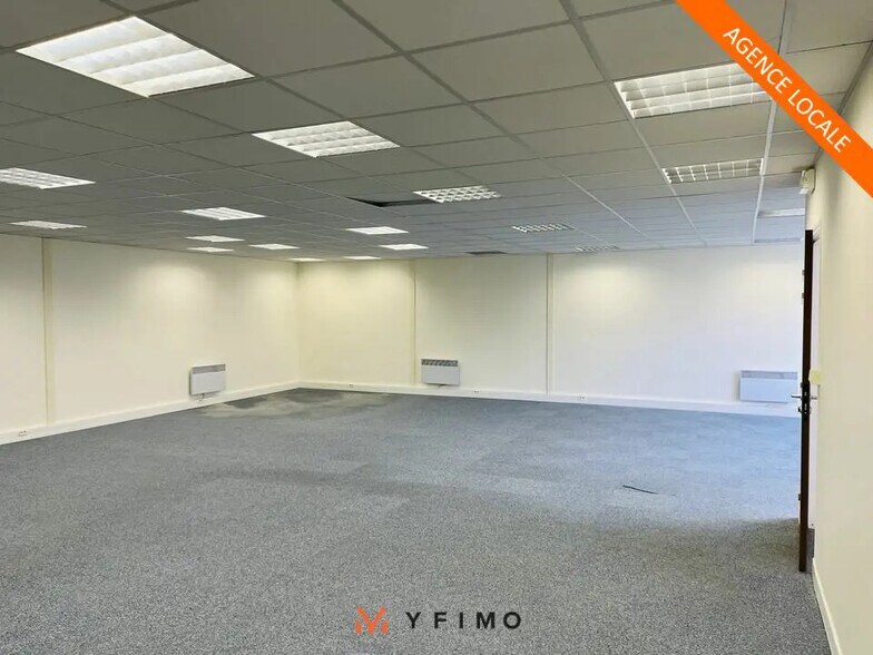 Office in Trappes for lease - Interior Photo - Image 2 of 4