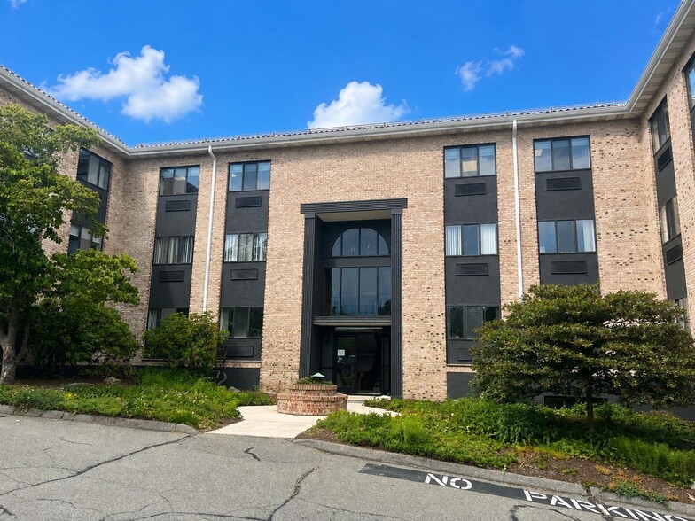 148 Linden St, Wellesley, MA for lease - Building Photo - Image 1 of 3
