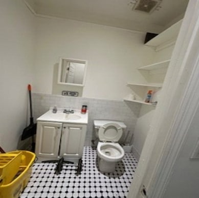 8264 Austin St, Kew Gardens, NY for lease - Building Photo - Image 3 of 4