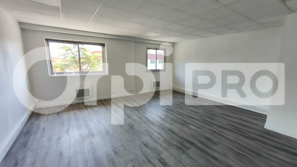 Flex in Lisses for lease - Interior Photo - Image 3 of 6