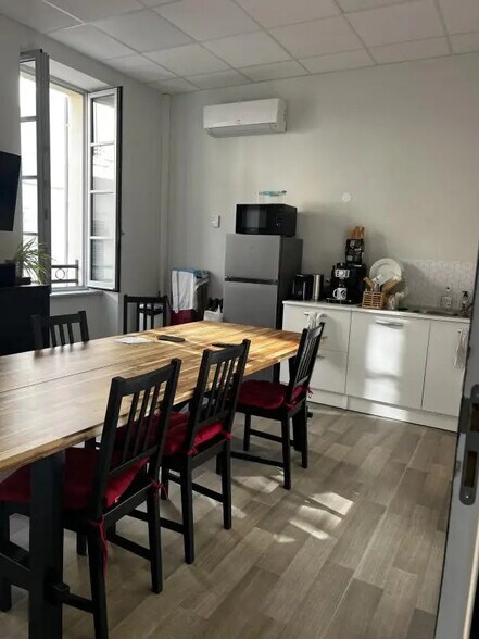 Office in Marseille for lease - Interior Photo - Image 2 of 3