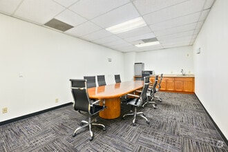 225 W Hospitality Ln, San Bernardino, CA à louer Photo du bâtiment- Image 1 de 2