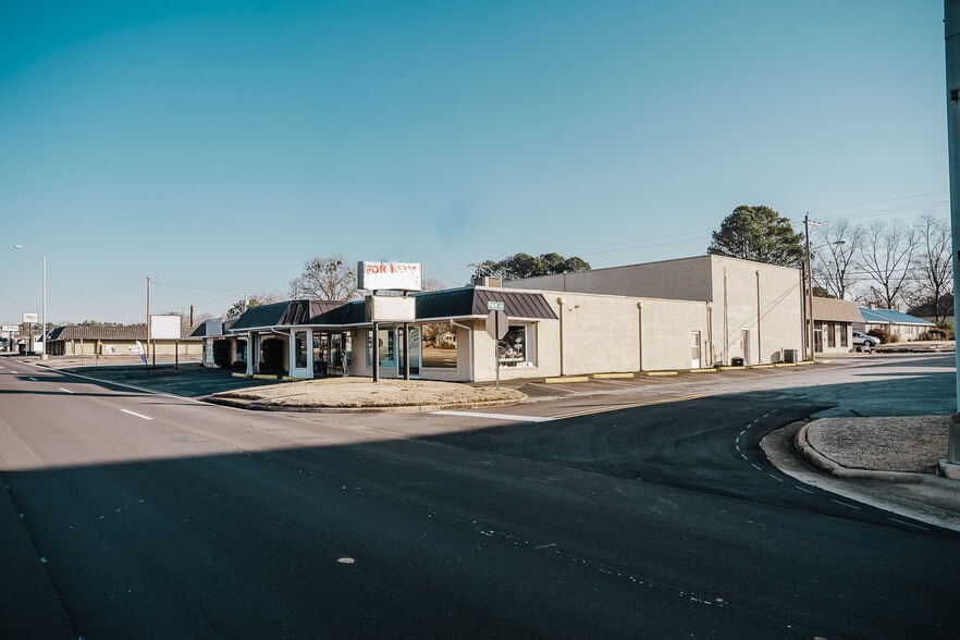 709-713 Woodward Ave, Muscle Shoals, AL for sale - Building Photo - Image 3 of 7