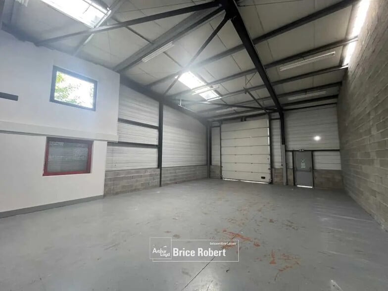 Office in Vaulx-en-Velin for lease - Building Photo - Image 1 of 15