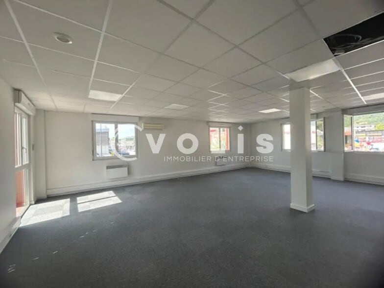 Office in Crolles for lease - Interior Photo - Image 2 of 5
