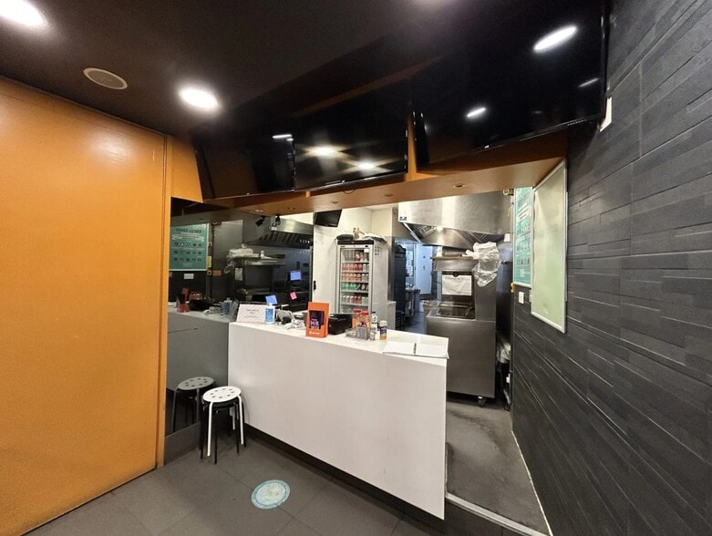 6 Byron Pl, Bristol for lease - Interior Photo - Image 3 of 3