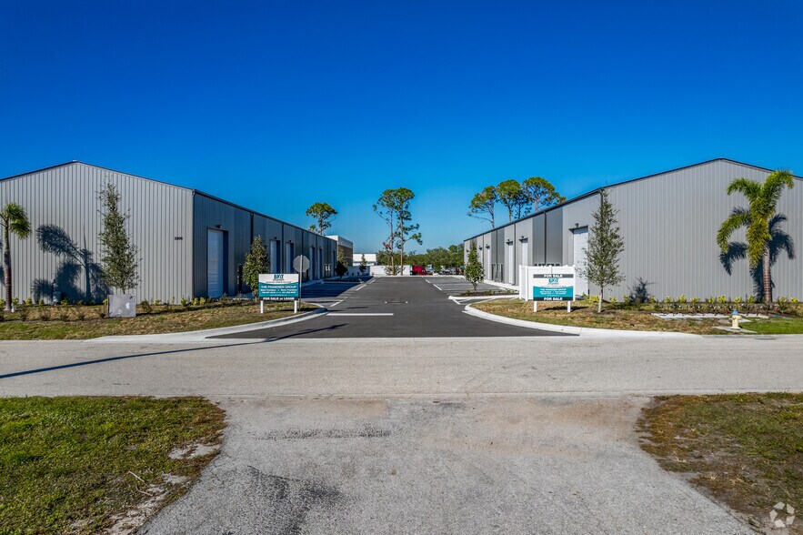 2211 Whitfield Park Loop, Sarasota, FL à vendre - Photo du bâtiment - Image 3 de 6