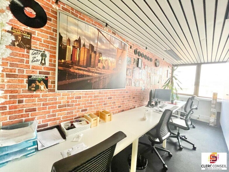 Office in Rouen for lease - Interior Photo - Image 3 of 14