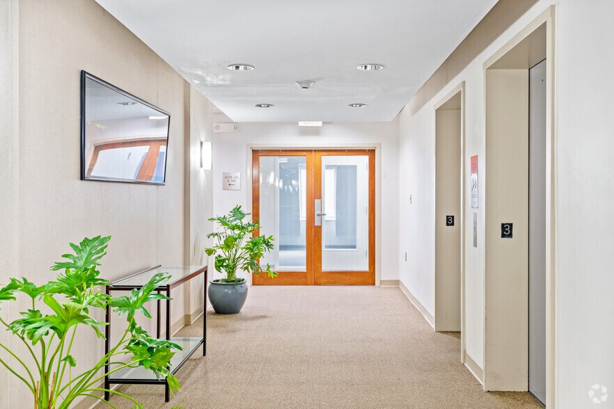 8233 Old Courthouse Rd, Vienna, VA à vendre - Photo intérieure - Image 3 de 17