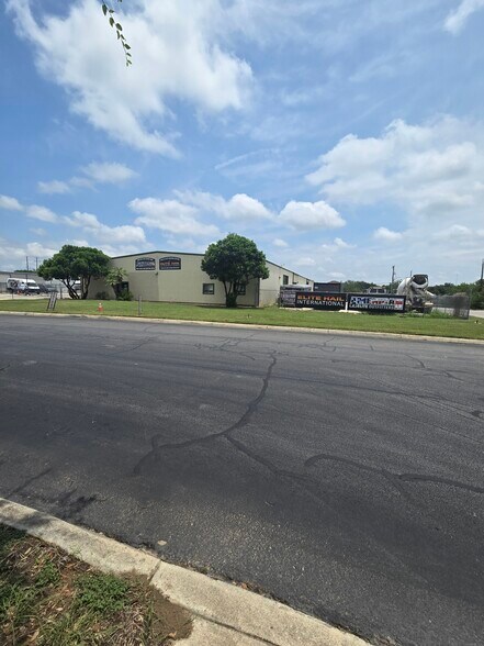 13402 Western Oak Dr, Helotes, TX for lease - Building Photo - Image 3 of 9