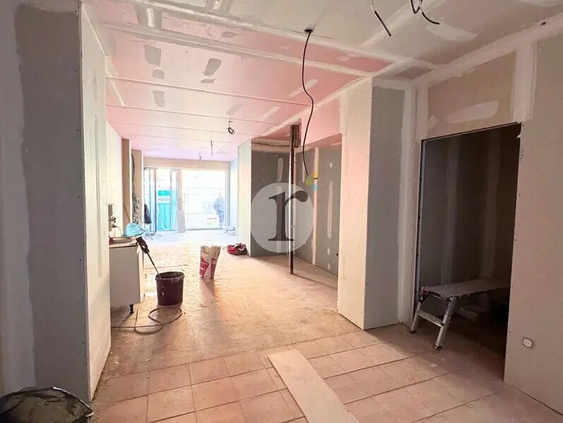 Retail in Loos for lease Interior Photo- Image 1 of 5