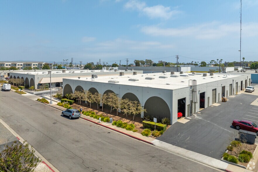 921-937 Newhall St, Costa Mesa, CA à louer - Photo du bâtiment - Image 2 de 5