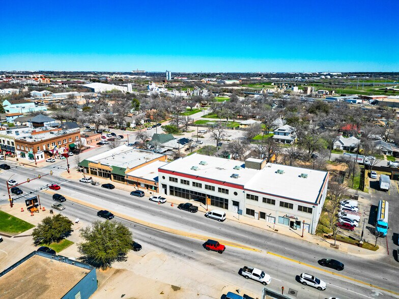 1332 N Main St, Fort Worth, TX à louer - Photo du bâtiment - Image 1 de 7