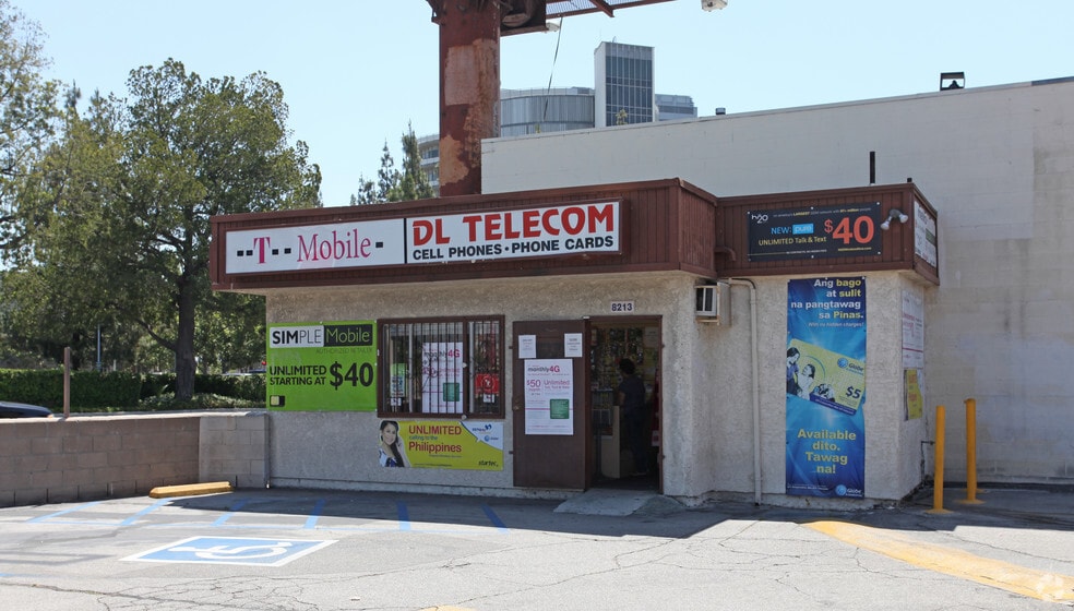 8207-8261 Woodman Ave, Panorama City, CA for lease - Primary Photo - Image 1 of 4