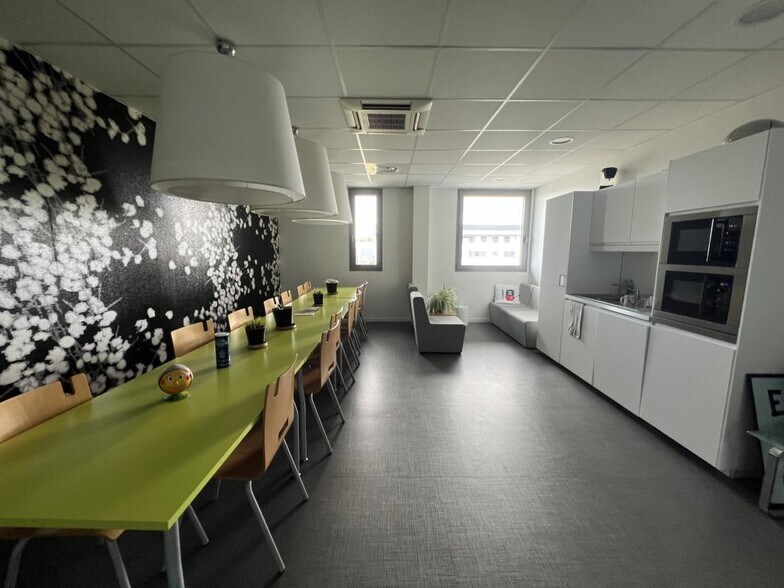Office in Reims for lease - Interior Photo - Image 2 of 7