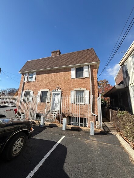 2520 S 72nd St, Philadelphia, PA for lease - Building Photo - Image 1 of 2