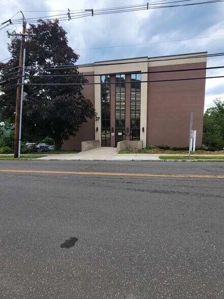 27 Hospital Ave, Danbury, CT à vendre - Photo du bâtiment - Image 3 de 10