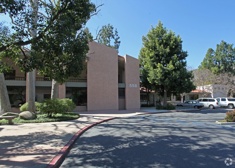 558 St. Charles Dr, Thousand Oaks, CA à louer - Photo du bâtiment - Image 1 de 2