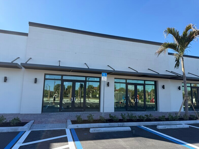 9985 Estero Oaks Dr, Fort Myers, FL à louer - Photo du bâtiment - Image 3 de 8
