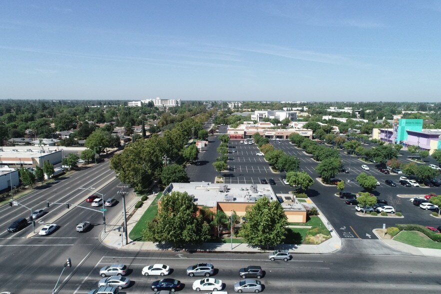 7007 N Cedar Ave, Fresno, CA à louer - Photo du bâtiment - Image 2 de 5