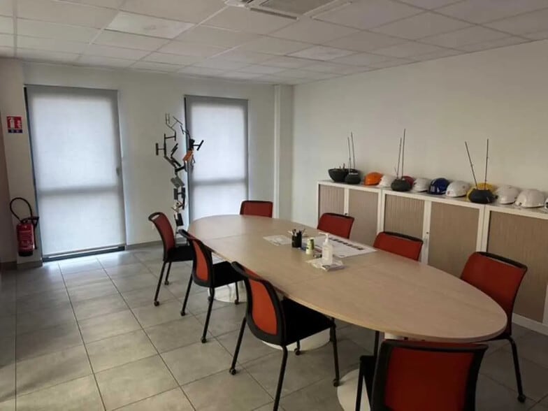 Office in La Boisse for lease - Interior Photo - Image 3 of 5