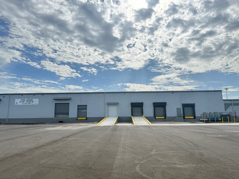 3900 W Coachman Ave, Tampa, FL à louer - Photo du bâtiment - Image 3 de 24