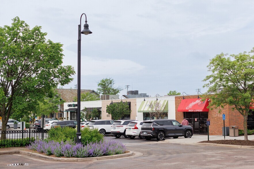 755-795 E Lake St, Wayzata, MN à louer - Photo du bâtiment - Image 2 de 13