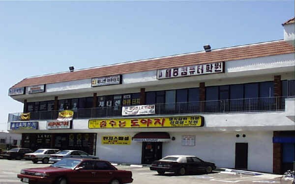 1101 S Vermont Ave, Los Angeles, CA à louer - Photo du bâtiment - Image 1 de 2
