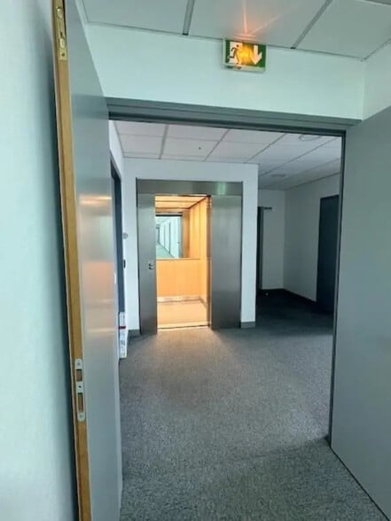 Office in Plaisir for lease - Building Photo - Image 2 of 7