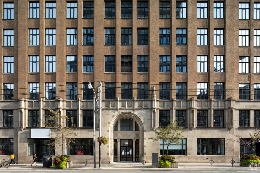 317 Adelaide St W, Toronto, ON à louer - Photo du bâtiment - Image 2 de 5
