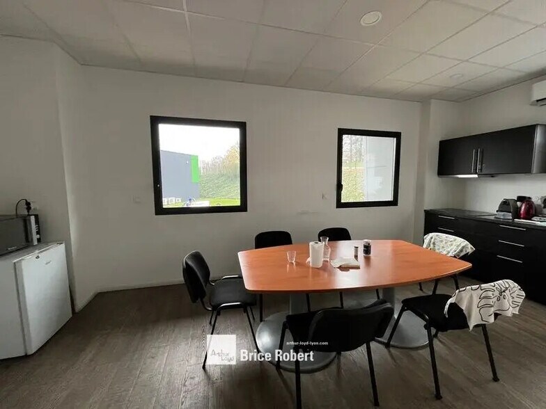 Flex dans Vénissieux à louer - Photo du bâtiment - Image 2 de 7
