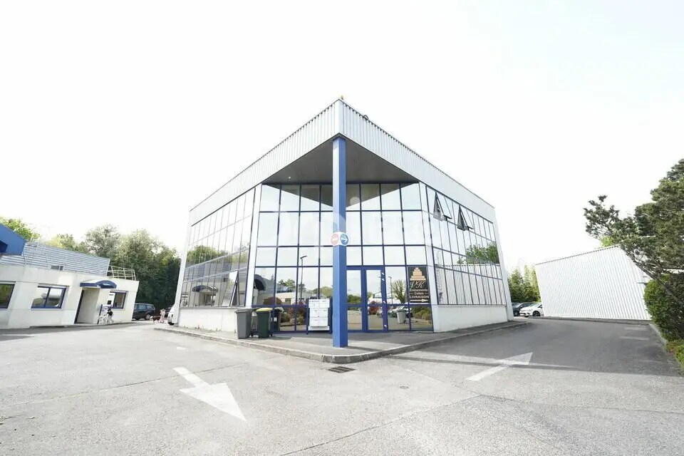 Office in Saint-Genis-Laval for lease Building Photo- Image 1 of 7